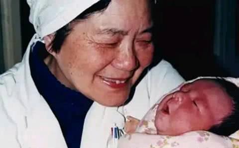 <b>31年过去了，中国第一位试管婴儿现在怎么样了？她的生活令人感叹</b>